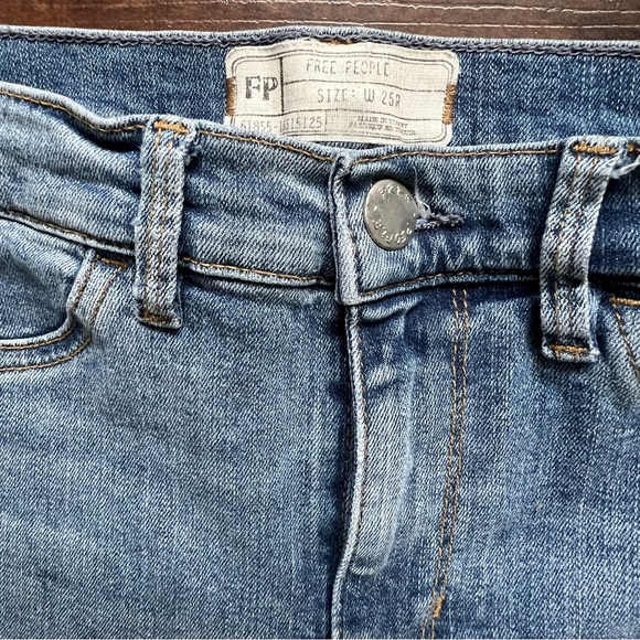 Free People High waisted Stretch Skinny Jean, size 25, 25R - Picture 4 of 8